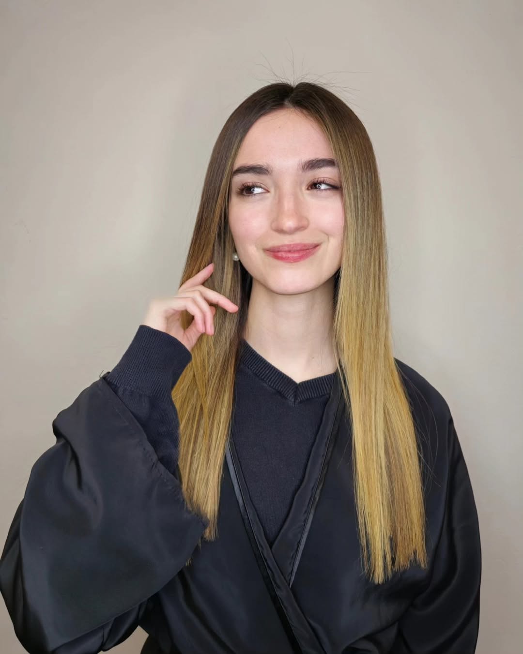 Clienta con el pelo largo y liso en Esencia Hair Salon, Granollers